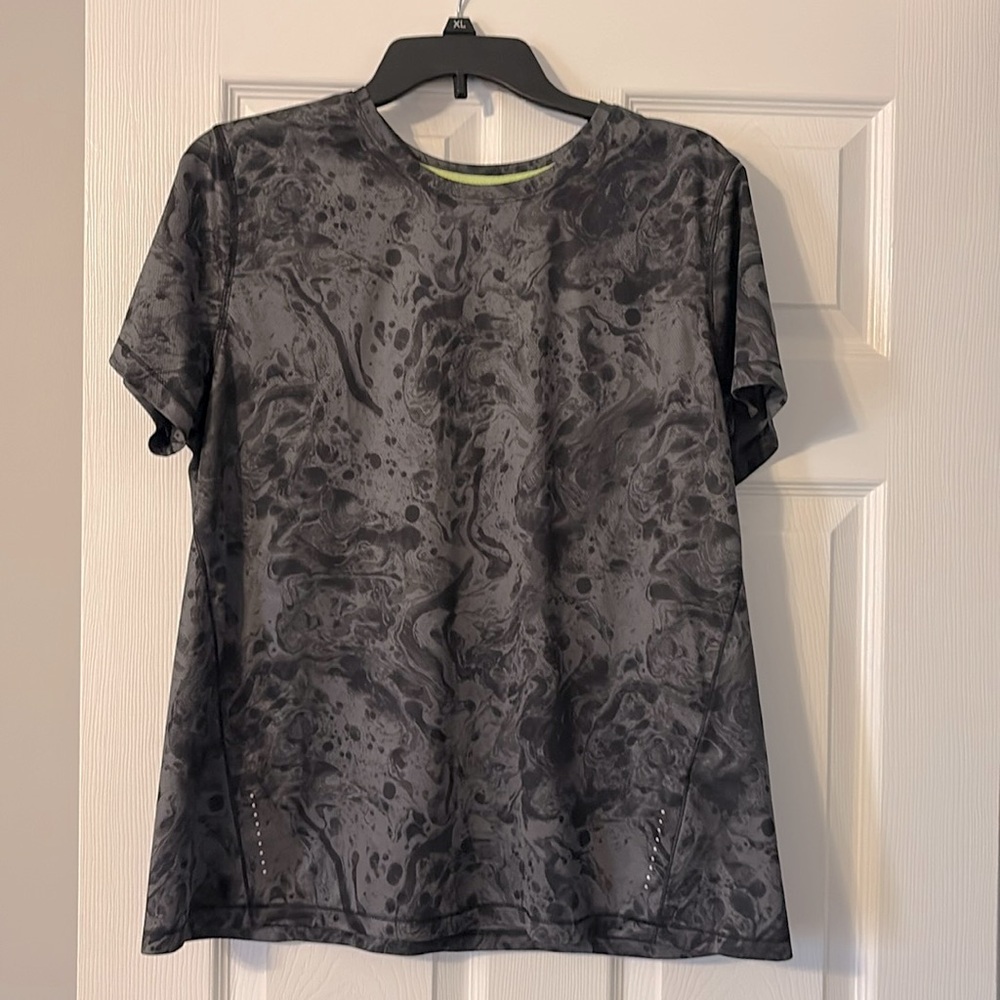 Black swirl athletic tee